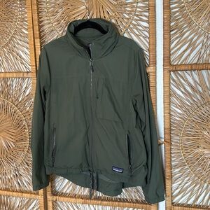 Patagonia Rain Jacket - Women’s size Small - Hood tucked away in collar - EUC